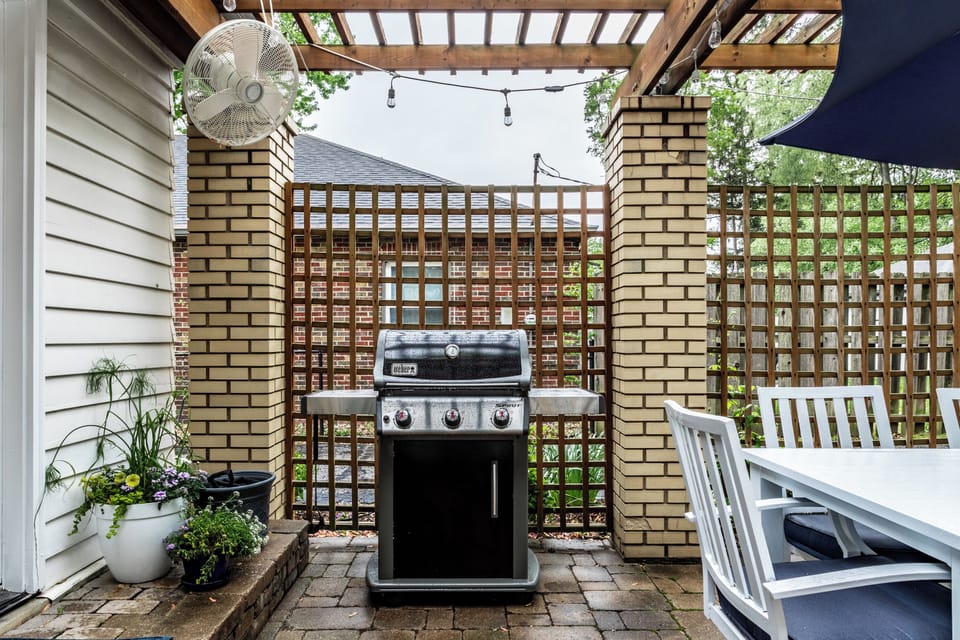 BBQ WITH PROPANE TANK