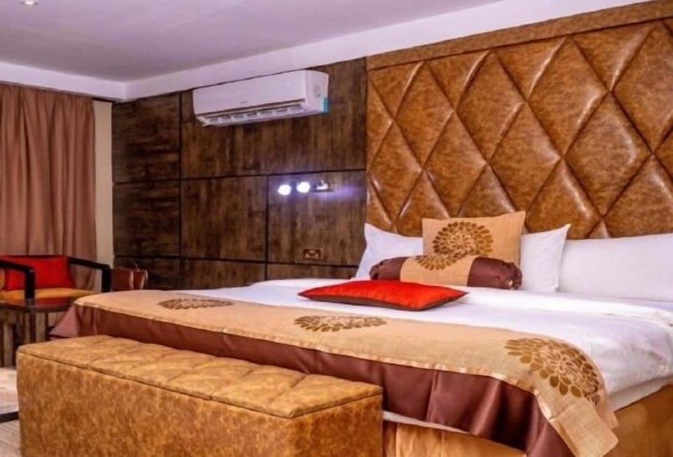 Classic Suite | Individually furnished, desk, free WiFi, bed sheets