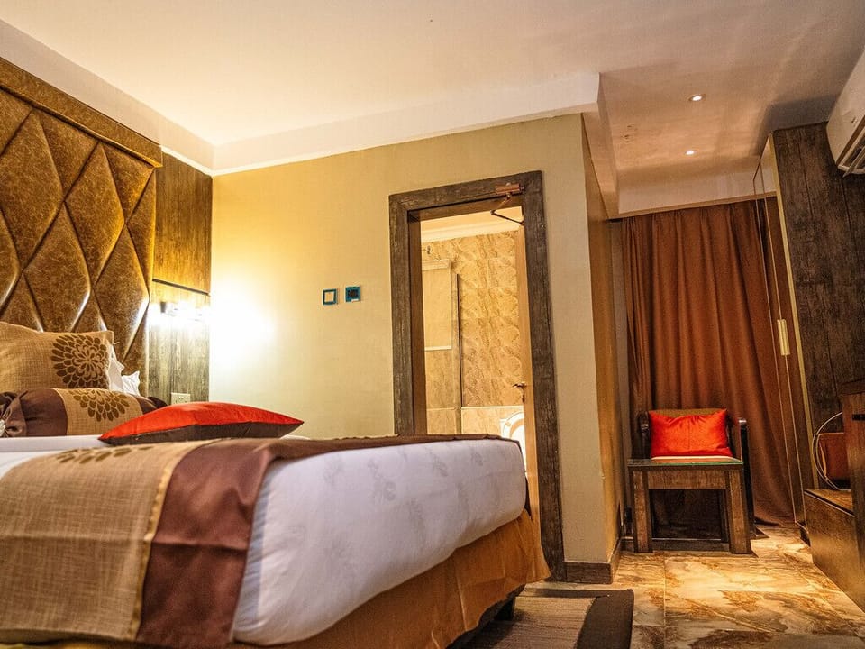 Business Suite, Park View | Individually furnished, desk, free WiFi, bed sheets