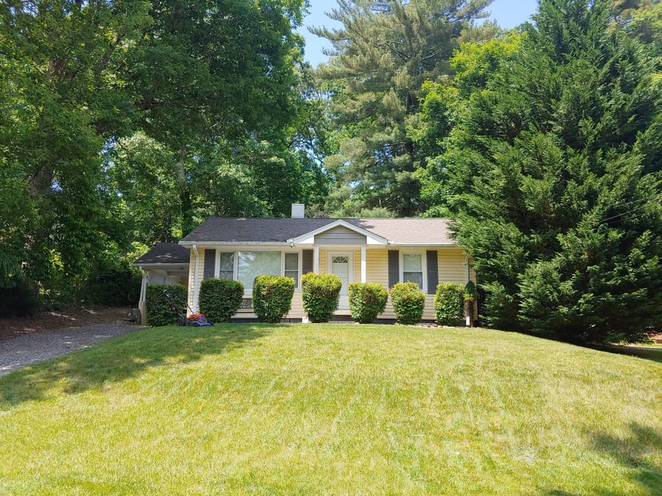 Front view of yard & Cottage