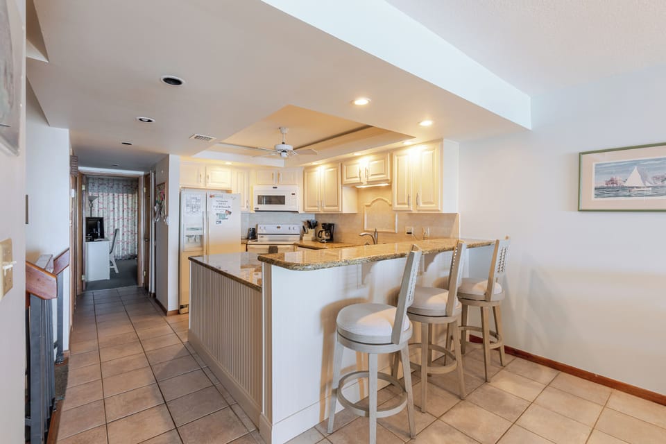 Breakfast bar & kitchen