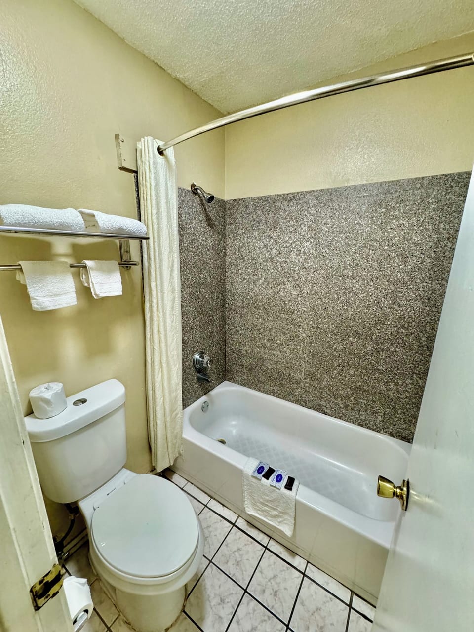 Standard Double Room, 2 Queen Beds, Non Smoking | Bathroom | Free toiletries, towels