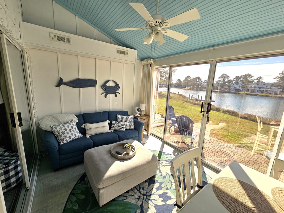 Sunroom (pullout couch)