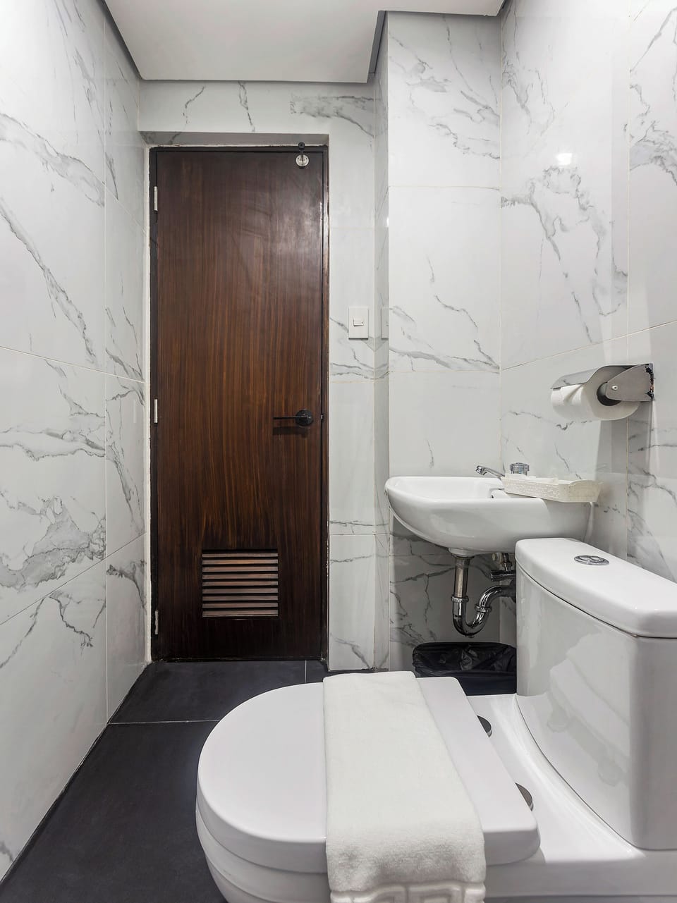 Deluxe Twin Room | Bathroom | Shower, hair dryer, bidet, towels