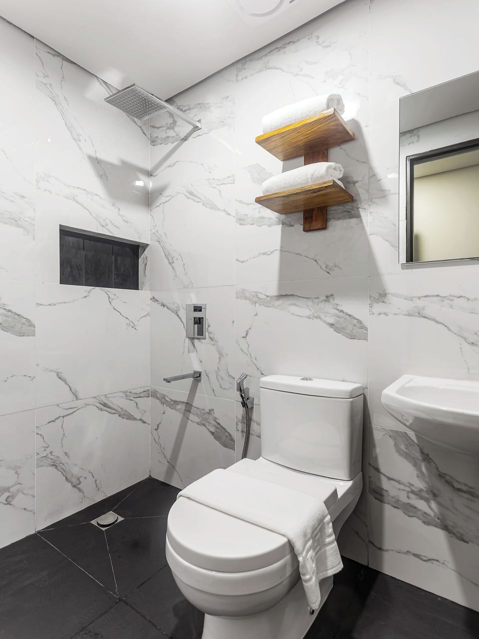Shower, hair dryer, bidet, towels