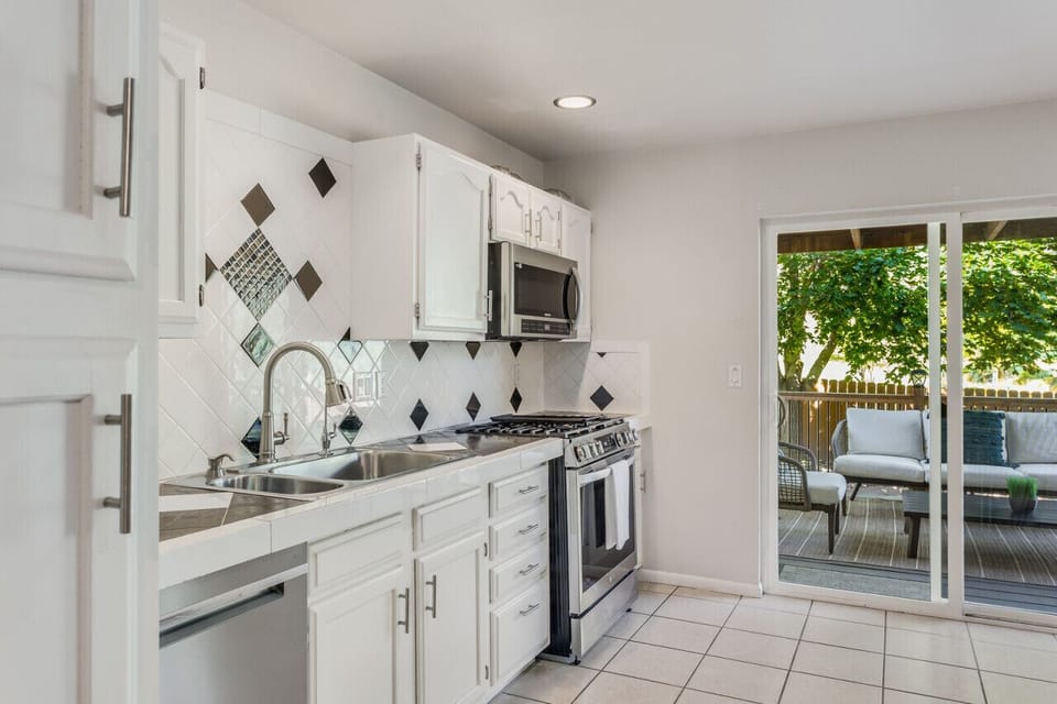 Dishwasher, stove, microwave, back deck
