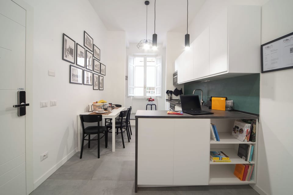 Full-size fridge, microwave, oven, stovetop