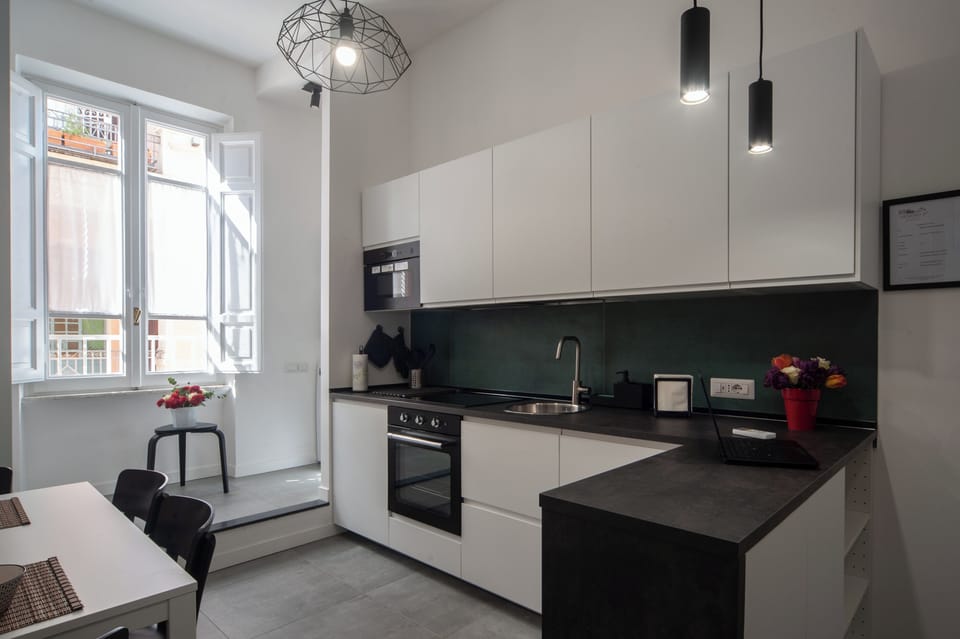 Full-size fridge, microwave, oven, stovetop