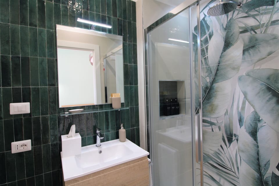 Double Room, 1 King Bed, Non Smoking | Bathroom | Shower, free toiletries, hair dryer, bidet
