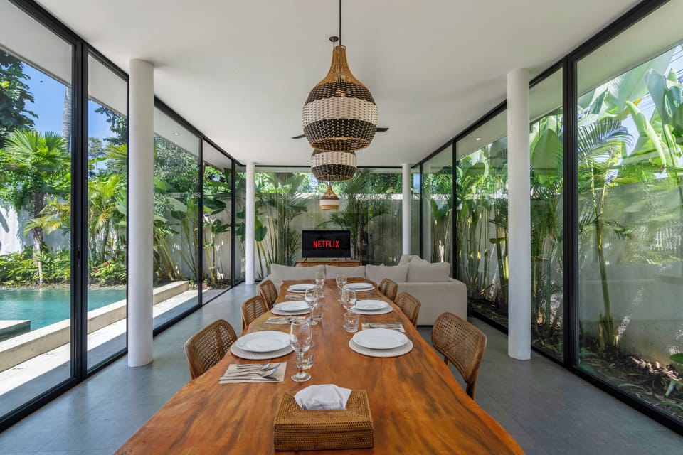 Superior Villa, 3 Bedrooms, Pool View | Dining room