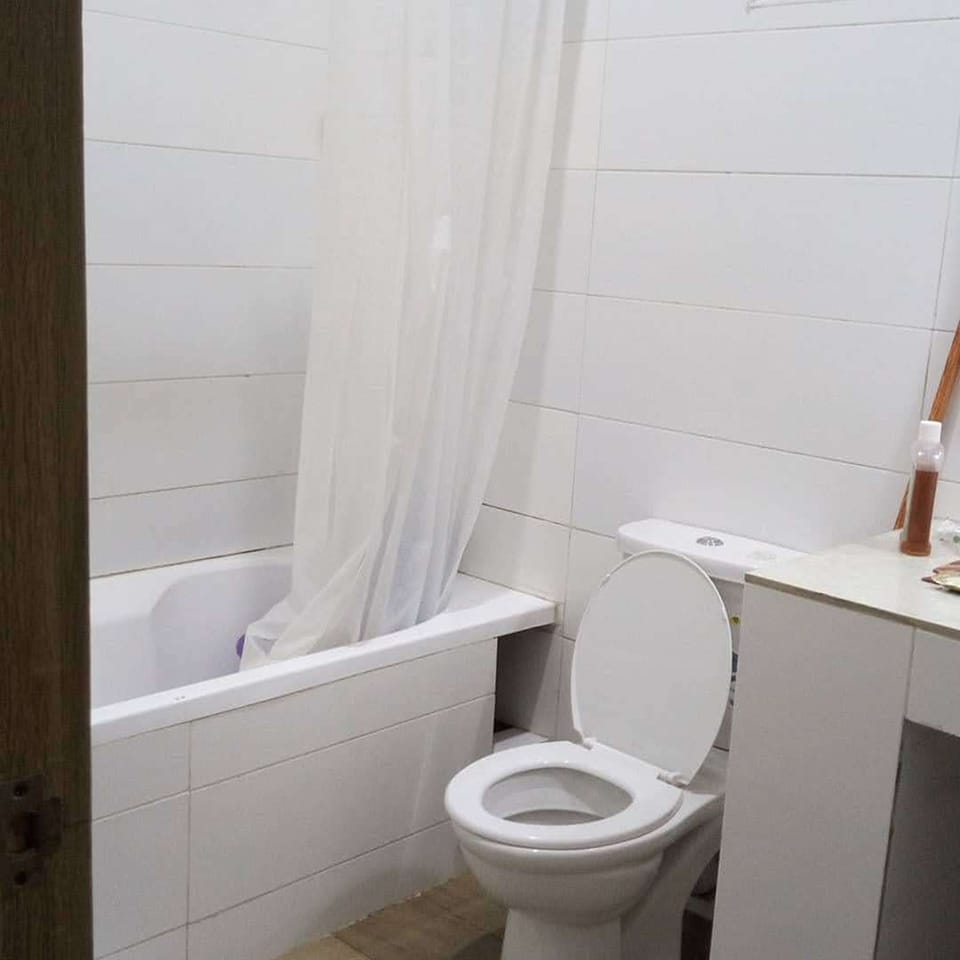 Separate tub and shower, hydromassage showerhead, free toiletries