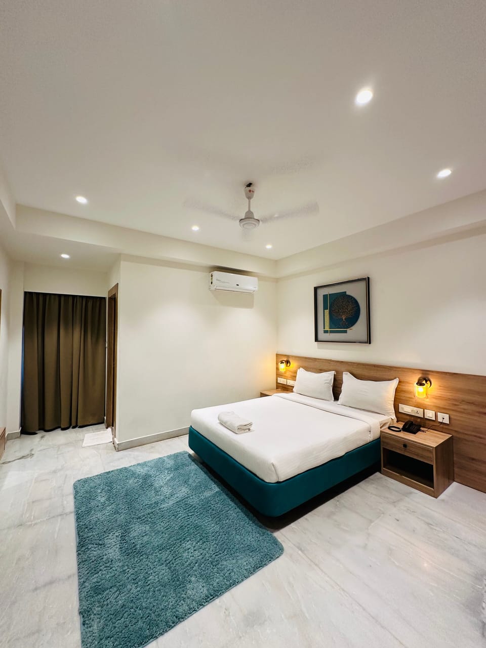 Deluxe Room | Hypo-allergenic bedding, desk, free WiFi, bed sheets