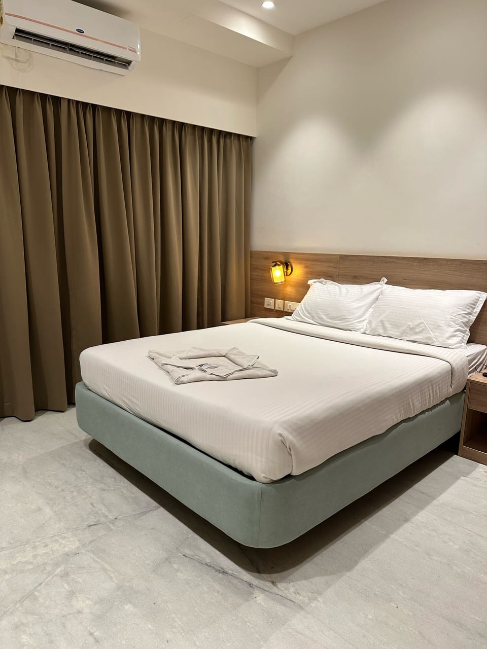 Hypo-allergenic bedding, desk, free WiFi, bed sheets