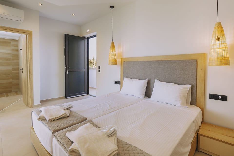 Double Room | In-room safe, desk, soundproofing, free WiFi