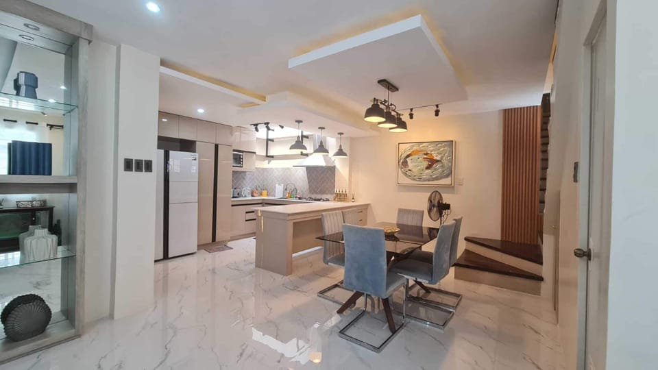 Standard House, 4 Bedrooms, Kitchen, Mountain View | In-room dining
