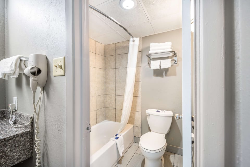 Combined shower/tub, deep soaking tub, free toiletries, towels