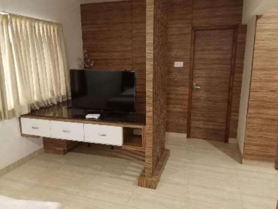 Executive Suite | Desk, WiFi (free), bed sheets