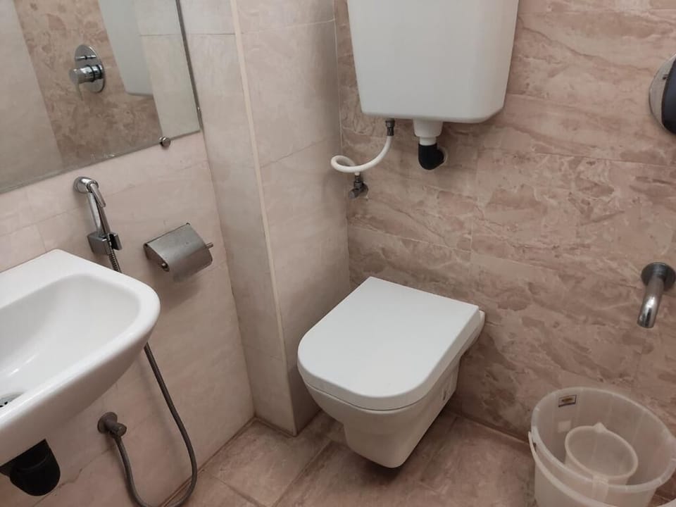 Deluxe Double Room | Bathroom | Shower, rainfall showerhead, towels