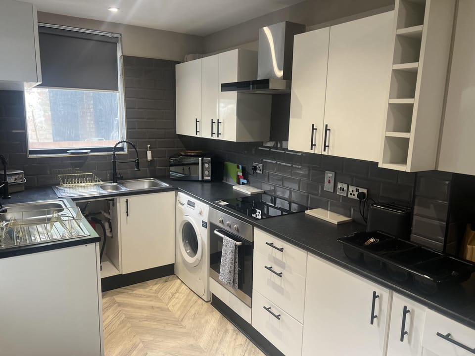 House | Private kitchen | Fridge, microwave, oven, stovetop