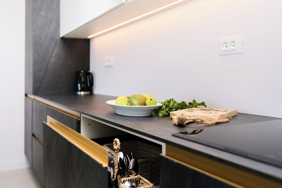 Apartment (3 Bedrooms) | Private kitchen | Microwave, oven, electric kettle, toaster