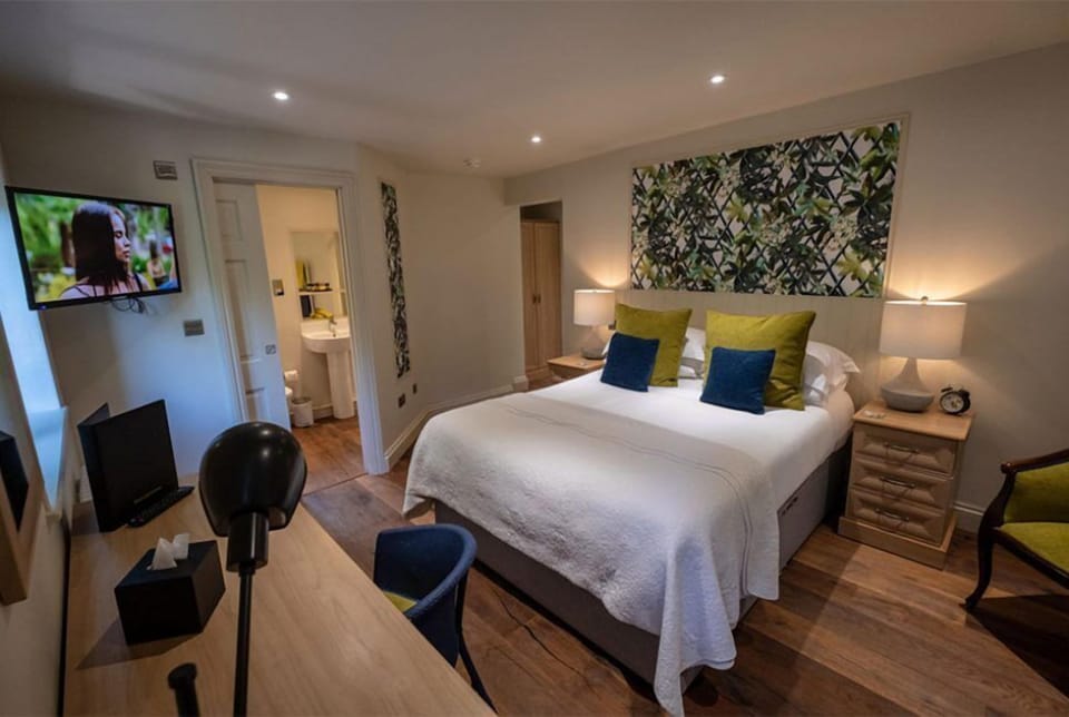 Classic Double Room, Garden View | In-room safe, individually decorated, individually furnished