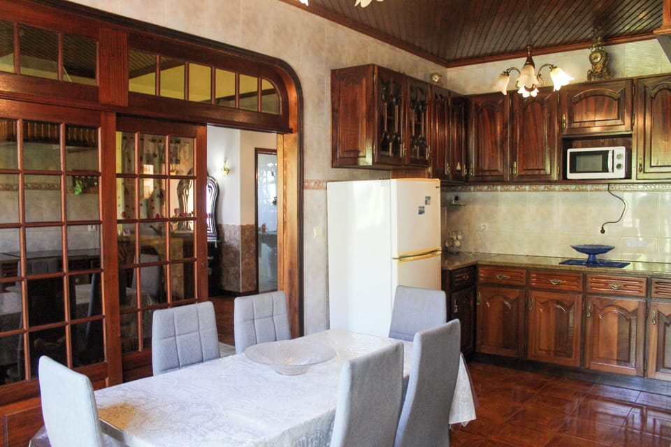 Full-size fridge, microwave, oven, stovetop