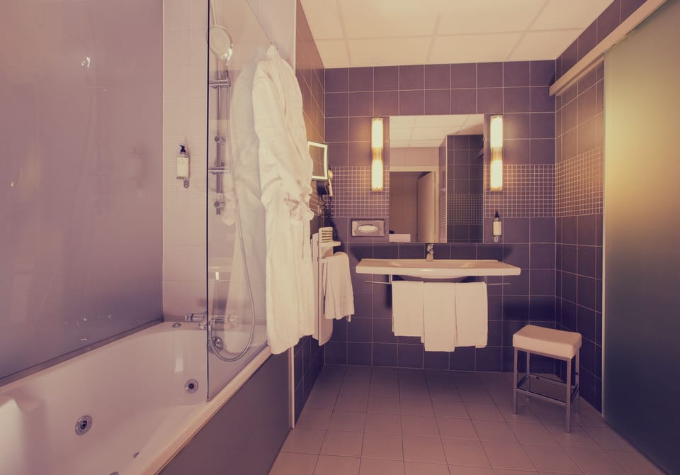 Executive Suite, Bathtub (Living Room) | Bathroom | Shower, hydromassage showerhead, eco-friendly toiletries, hair dryer