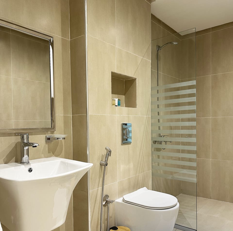 Design Apartment, 3 Bedrooms | Bathroom | Free toiletries, hair dryer, bathrobes, towels