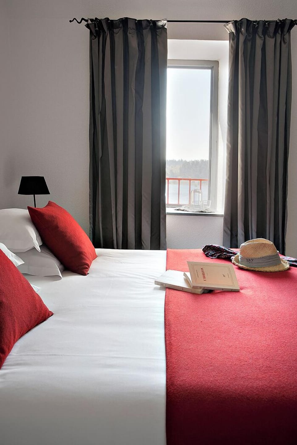 1 bedroom, desk, bed sheets