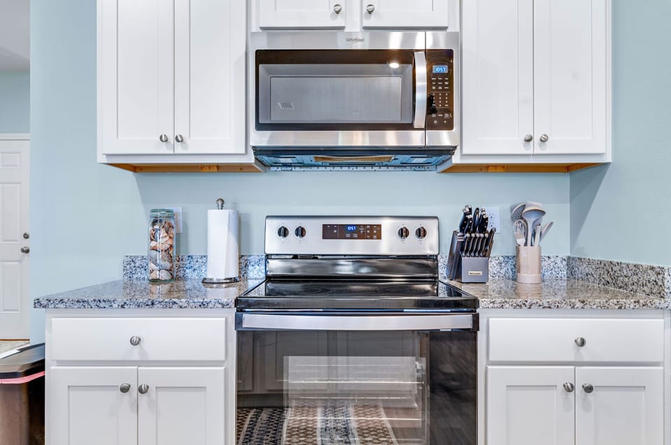 Fully stocked kitchen with all major appliances