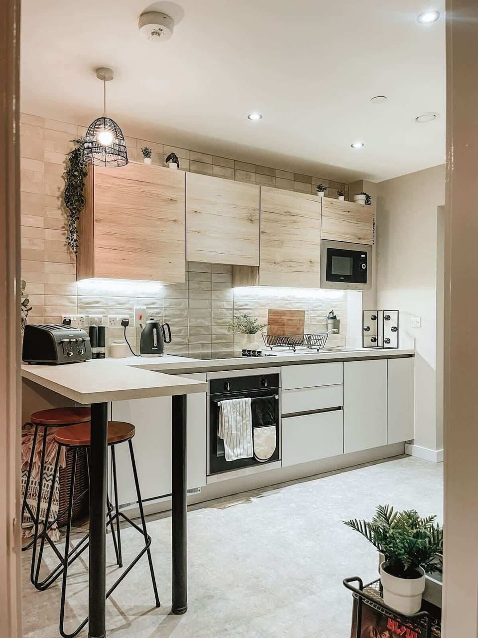Well-equipped kitchen to prepare a home-cooked meal.
