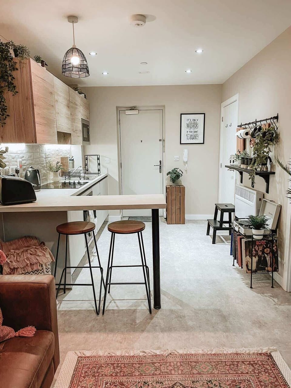 Mini dining area dedicated to provide an intimate dinner with your companion
