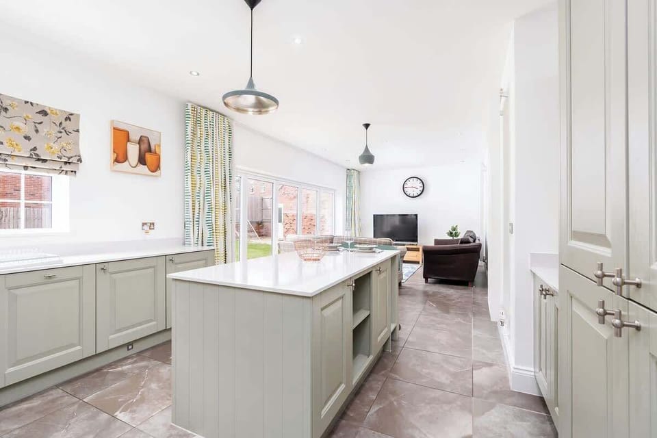 Well-equipped kitchen to prepare a home-cooked meal.
