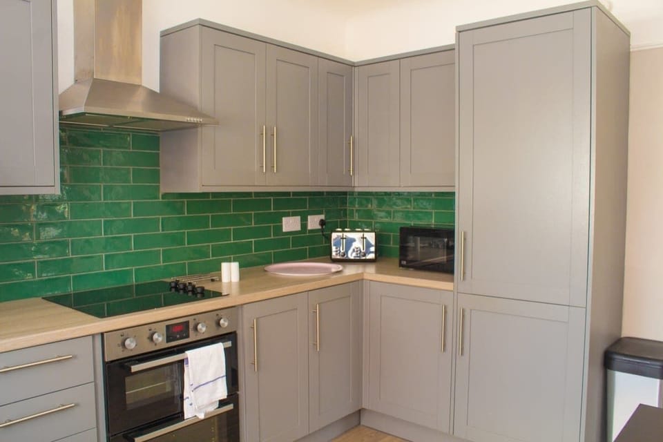 Well-equipped kitchen to prepare a home-cooked meal.
