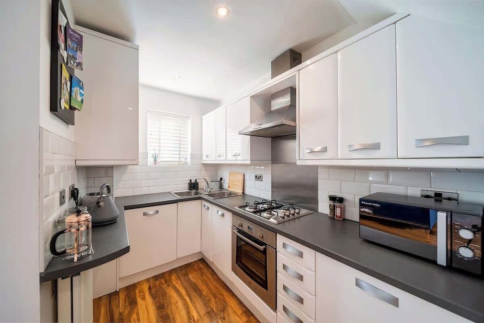 Well-equipped kitchen with a coffee press, washing machine, and dishwasher—everything you need for a comfortable and convenient stay