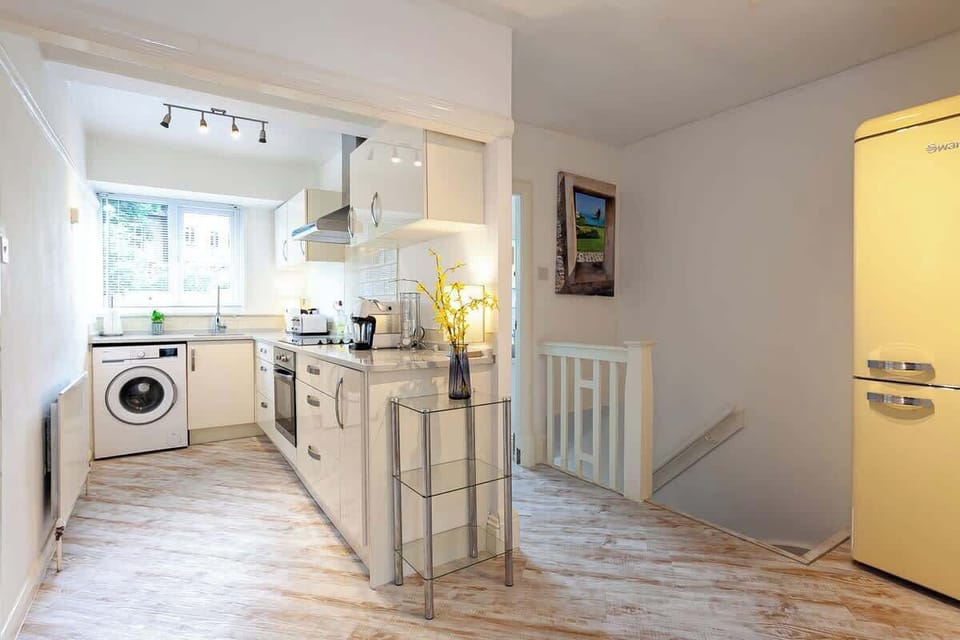 Our flat is perfect for extended stays! It has a fully-equipped kitchen, washer and drying rack.
