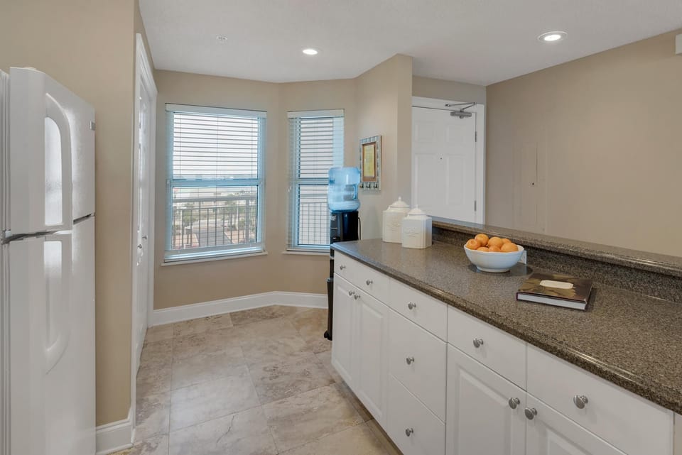 Condo, Multiple Beds (The Pearl 404) | Private kitchen | Oven, toaster, paper towels