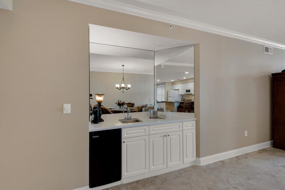 Condo, Multiple Beds (The Pearl 404) | Private kitchen | Oven, toaster, paper towels