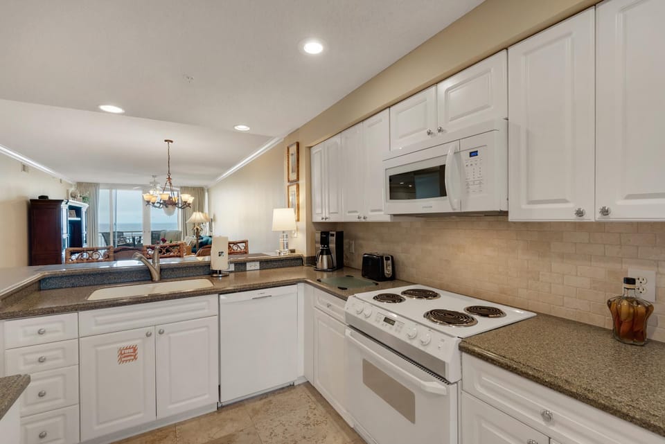 Condo, Multiple Beds (The Pearl 404) | Private kitchen | Oven, toaster, paper towels