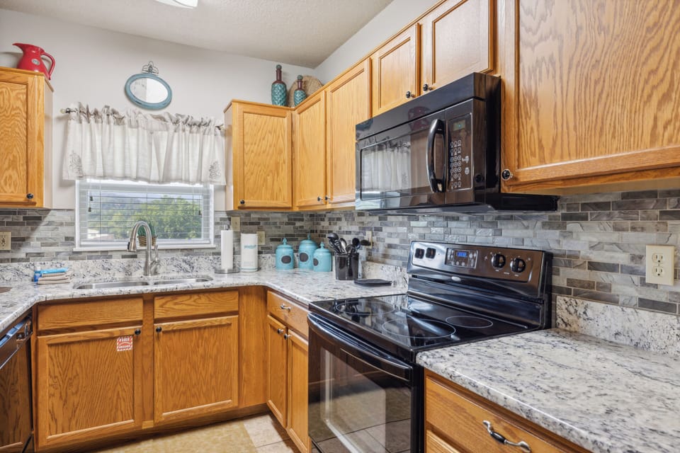 Primary Bedroom with King Bed, Private Bathroom with walk-in shower, Cable TV and Wifi