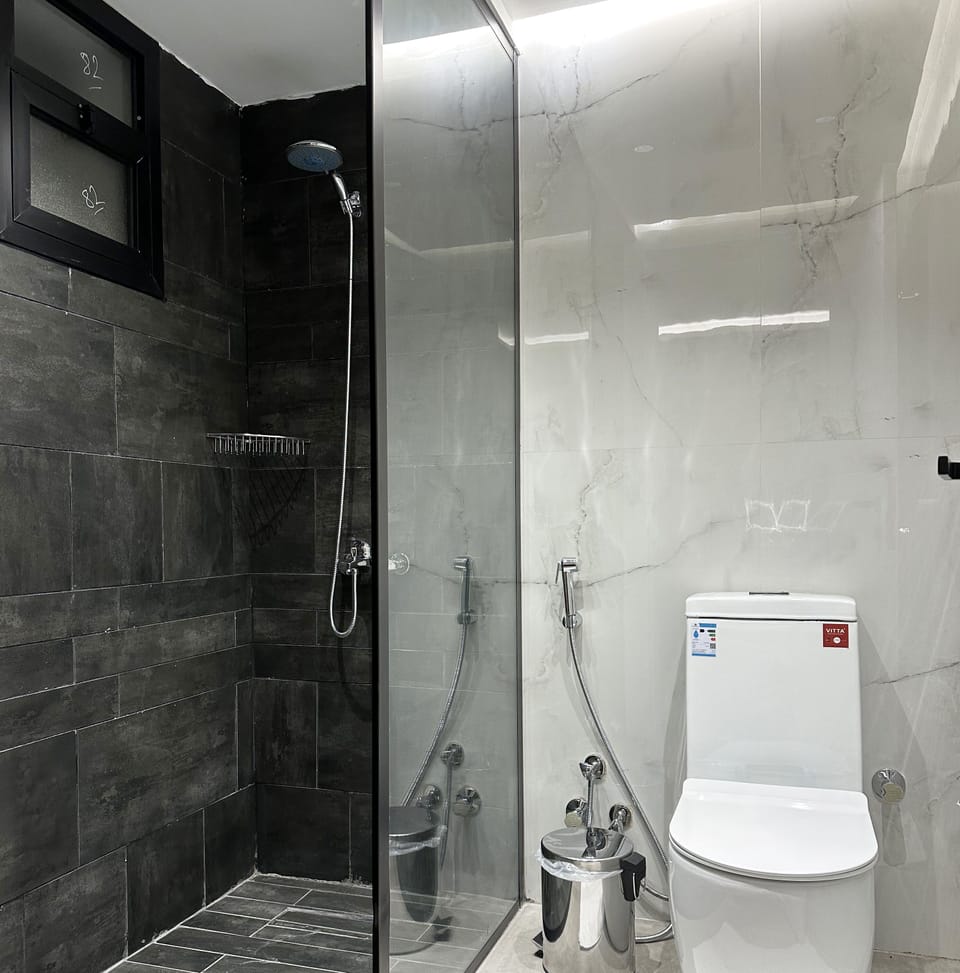 Design Apartment, 3 Bedrooms | Bathroom | Free toiletries, hair dryer, bathrobes, slippers