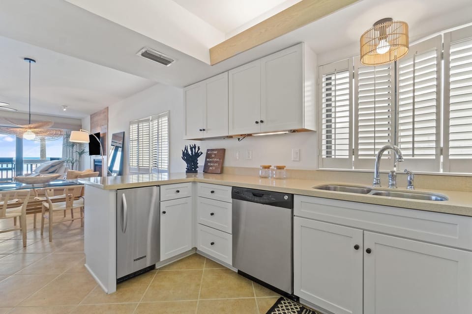Private kitchen | Oven, toaster, paper towels