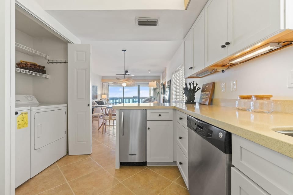 Private kitchen | Oven, toaster, paper towels
