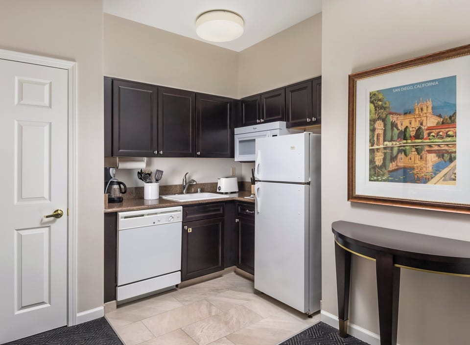Fridge, microwave, stovetop, dishwasher