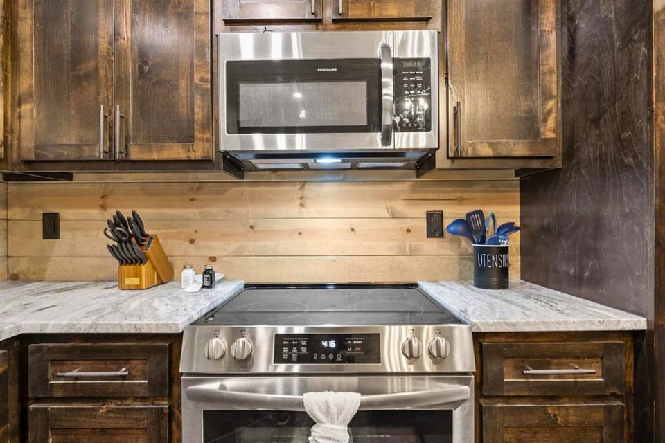 Ready to cook? Our modern range is equipped for all your culinary adventures, whether you're baking, broiling, or sautéing.