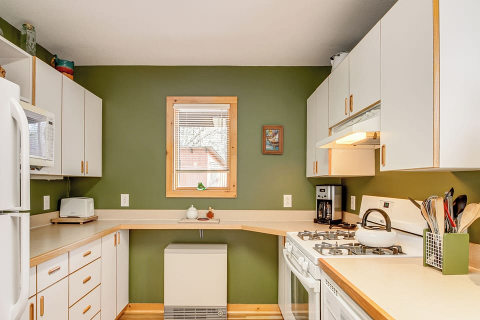 Kitchen | Breakfast Bar | Dishwasher | 1st Floor