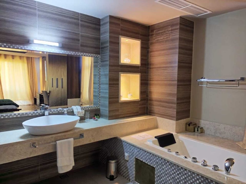 Deep soaking bathtub
