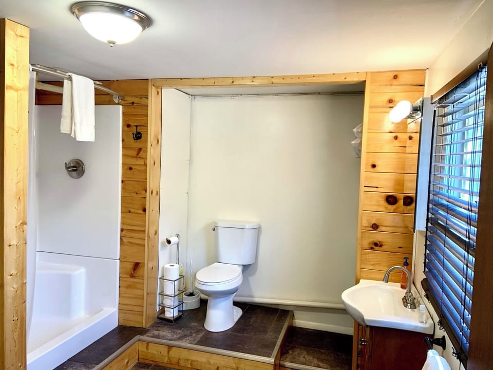 Downstairs bathroom with an extra entrance from bedroom 3