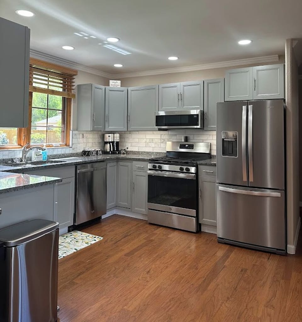 Well equipped kitchen with new appliances and everything you need!