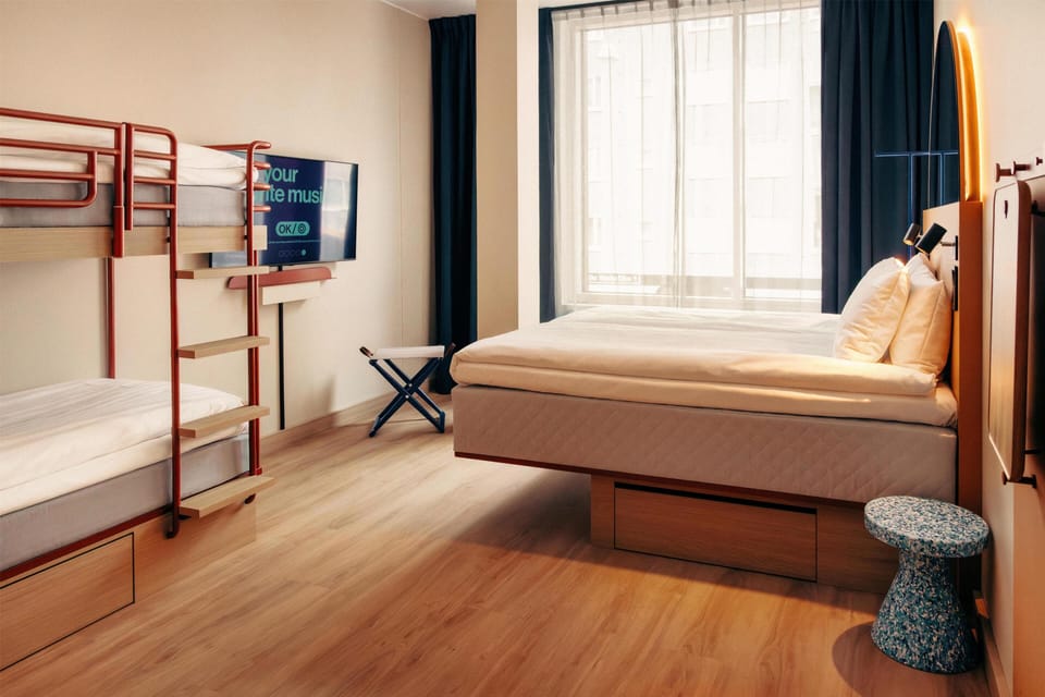 Queen room for 4 persons | In-room safe, blackout drapes, WiFi (free), bed sheets